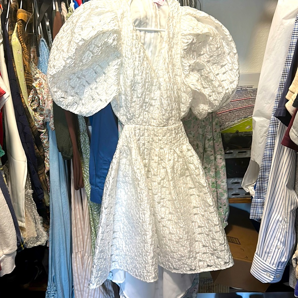 It’s a really cute white dress was a large head it  size down to medium